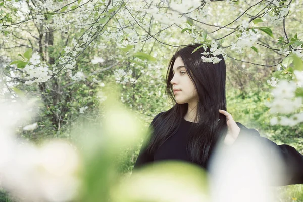 Pretty Teen Girl Posing Garden Blossom Apple Tree Pink Flowers — Foto Stock