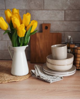 Mutfaktaki masada güzel sarı lale çiçekleri.