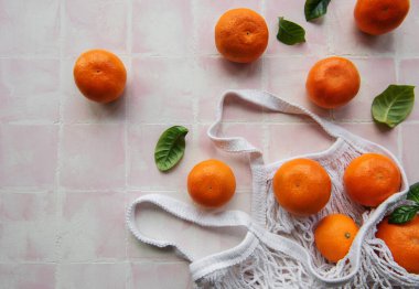 Portakallı ağ torbası, pembe fayanslı mandalina.