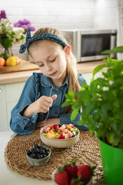 Terveellistä Ruokaa Kotona Söpö Pikkutyttö Syö Hedelmäsalaattia — kuvapankkivalokuva