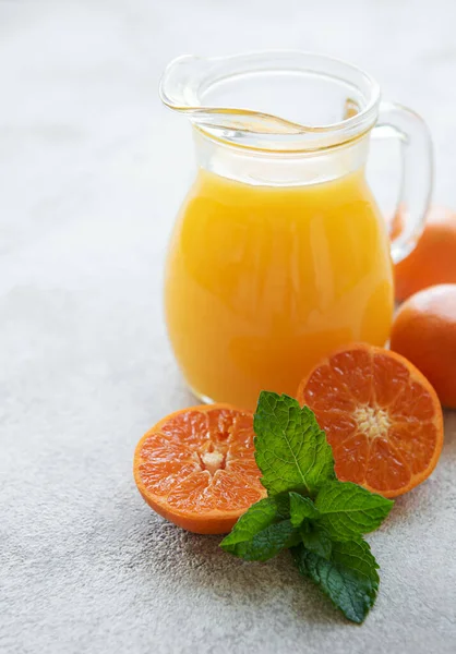 Dzbanek Świeżego Soku Pomarańczowego Mandarynkowego Świeżymi Owocami — Zdjęcie stockowe