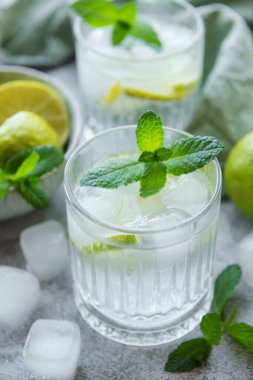 Taze limon ve meyve suyu ile buzlu soğuk limonata. Bardakta yaz içkisi 