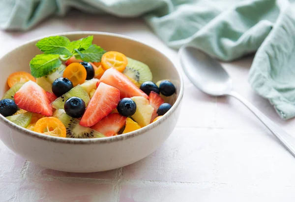 健康的新鲜水果沙拉放在木制底座的碗里 — 图库照片