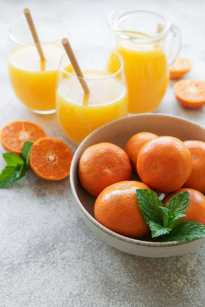 Szklanki Świeżego Soku Pomarańczowego Mandarynkowego Świeżymi Owocami — Zdjęcie stockowe