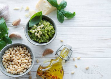 Taze pesto sosu. Yeşil fesleğen pesto. Pesto sosu için malzemeler - Taze fesleğen, çam fıstığı, zeytinyağı ve peynir