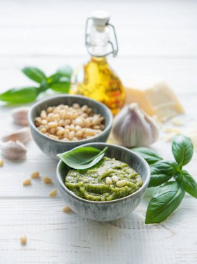 Taze pesto sosu. Yeşil fesleğen pesto. Pesto sosu için malzemeler - Taze fesleğen, çam fıstığı, zeytinyağı ve peynir