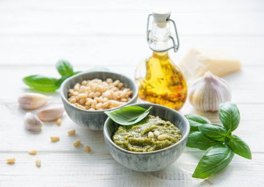 Taze pesto sosu. Yeşil fesleğen pesto. Pesto sosu için malzemeler - Taze fesleğen, çam fıstığı, zeytinyağı ve peynir