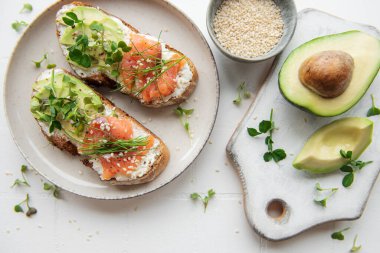 Tuzlu somon, avokado ve mikroyeşillikli sandviçler. Sağlıklı yemek..