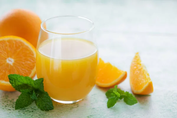 Glas Färsk Apelsinjuice Med Färska Frukter — Stockfoto