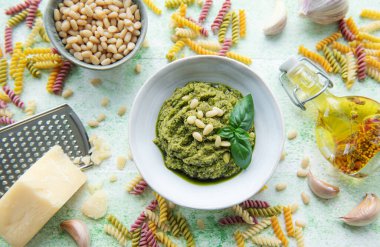Taze pesto sosu. Yeşil fesleğen pesto. Pesto sosu için malzemeler - Taze fesleğen, çam fıstığı, zeytinyağı ve peynir