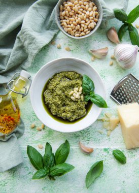 Taze pesto sosu. Yeşil fesleğen pesto. Pesto sosu için malzemeler - Taze fesleğen, çam fıstığı, zeytinyağı ve peynir