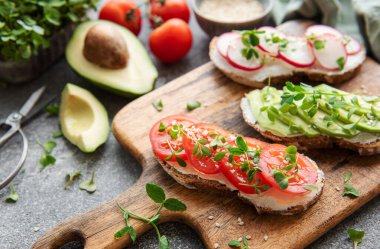 Sebzeli ve mikro sebzeli farklı sandviçler. Sağlıklı yemek.