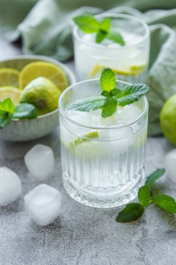 Taze limon ve meyve suyu ile buzlu soğuk limonata. Bardakta yaz içkisi 
