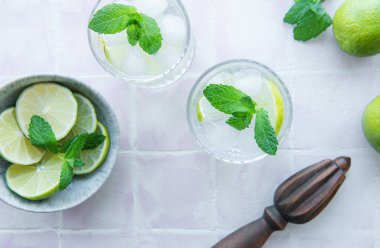 Taze limon ve meyve suyu ile buzlu soğuk limonata. Bardakta yaz içkisi 