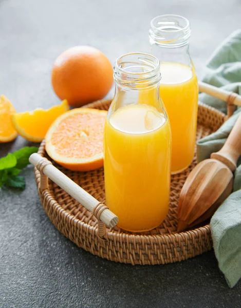 Butelki Świeżego Soku Pomarańczowego Świeżymi Owocami — Zdjęcie stockowe