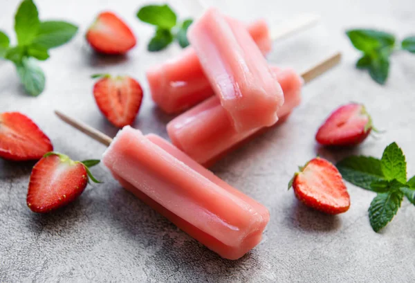 Helados Fresa Congelados Caseros Fresas Frescas Sobre Fondo Hormigón Postre —  Fotos de Stock