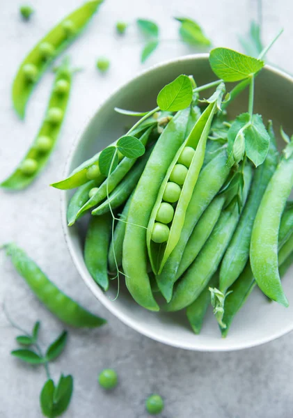 Cuenco Con Vainas Jugosas Jóvenes Guisantes Verdes Sobre Fondo Hormigón — Foto de Stock