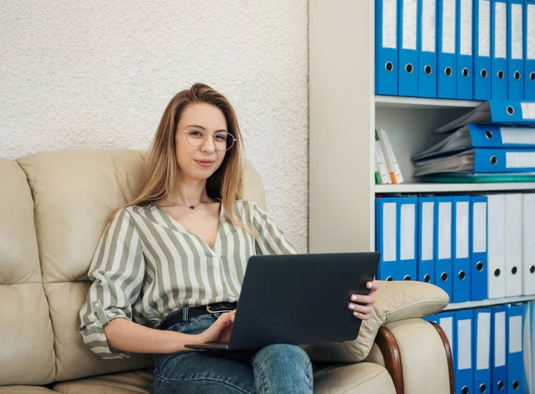 Молодая Женщина Работает Компьютером Своем Офисе — стоковое фото