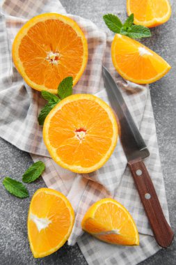 Koyu beton zeminde taze taze portakallar.