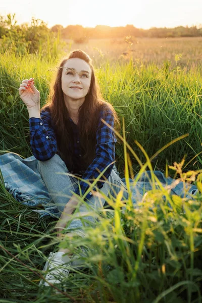 Портрет Красивой Молодой Женщины Лугу Смотрящей Закат Наслаждающейся Природой Летним — стоковое фото