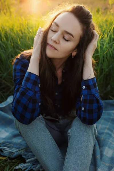 Retrato Uma Bela Jovem Mulher Prado Assistindo Pôr Sol Desfrutando — Fotografia de Stock