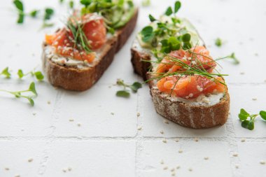 Tuzlu somon, avokado ve mikroyeşillikli sandviçler. Sağlıklı yemek..