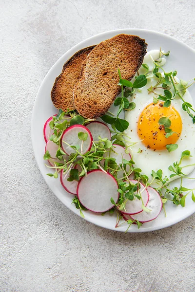 Delicious Gourmet Breakfast Rye Bread Fried Egg Freshly Ground Pepper — Stock Photo, Image