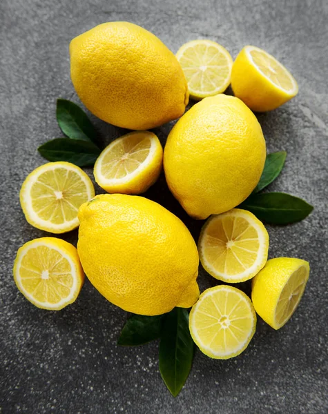 Limoni Freschi Maturi Sfondo Cemento Scuro — Foto Stock