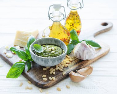Taze pesto sosu. Yeşil fesleğen pesto. Pesto sosu için malzemeler - Taze fesleğen, çam fıstığı, zeytinyağı ve peynir