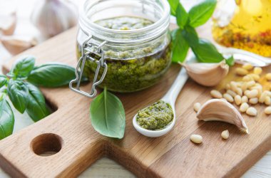 Taze pesto sosu. Yeşil fesleğen pesto. Pesto sosu için malzemeler - Taze fesleğen, çam fıstığı, zeytinyağı ve peynir