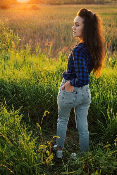 Portrait Beautiful Young Woman Meadow Watching Sunset Enjoying Nature Summer — Stok fotoğraf