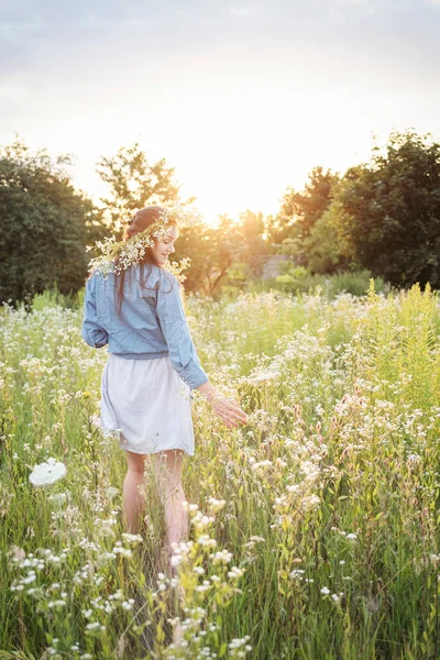 Mulher Bonita Segurando Buquê Flores Silvestres Caminhando Campo Flores Pôr — Fotografia de Stock