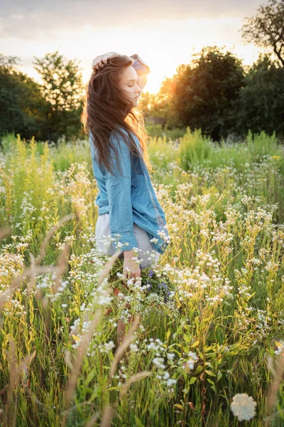 Mulher Bonita Segurando Buquê Flores Silvestres Caminhando Campo Flores Pôr — Fotografia de Stock