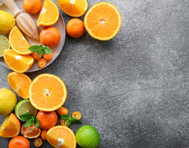 Koyu beton arka planda taze narenciye dilimlenmiş. Sağlıklı yemek.. 