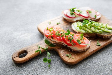 Sebzeli ve mikro sebzeli farklı sandviçler. Sağlıklı yemek.