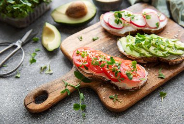 Sebzeli ve mikro sebzeli farklı sandviçler. Sağlıklı yemek.