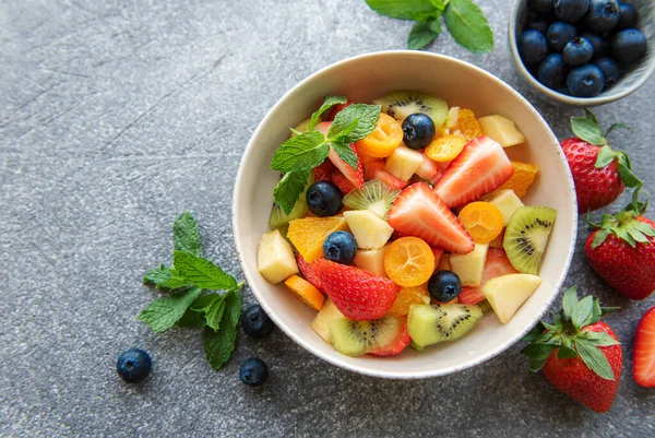 Ensalada Frutas Frescas Saludables Tazón Sobre Fondo Madera —  Fotos de Stock