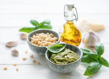 Taze pesto sosu. Yeşil fesleğen pesto. Pesto sosu için malzemeler - Taze fesleğen, çam fıstığı, zeytinyağı ve peynir