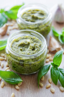 Taze pesto sosu. Yeşil fesleğen pesto. Pesto sosu için malzemeler - Taze fesleğen, çam fıstığı, zeytinyağı ve peynir