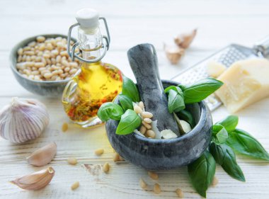 Pesto sosu için malzemeler - Taze fesleğen, çam fıstığı, zeytinyağı ve peynir