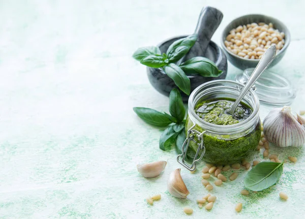 Molho Pesto Acabado Fazer Pesto Manjericão Verde Ingrediente Para Molho — Fotografia de Stock