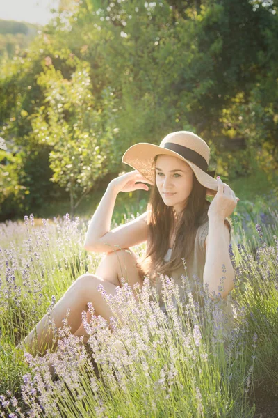 Beautiful Young Woman Lavender Field Sunset Attractive Young Female Outdoors — Foto Stock