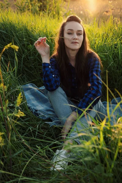 Портрет Красивой Молодой Женщины Лугу Смотрящей Закат Наслаждающейся Природой Летним — стоковое фото