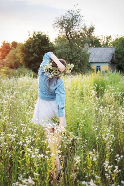 Beautiful Young Woman Holding Wildflowers Bouquet Walking Flower Field Sunset — Zdjęcie stockowe