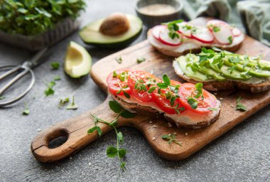 Sebzeli ve mikro sebzeli farklı sandviçler. Sağlıklı yemek.