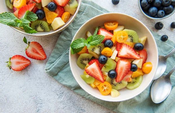 Ensalada Frutas Frescas Saludables Tazón Sobre Fondo Madera —  Fotos de Stock
