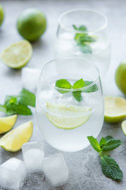 Taze limon ve meyve suyu ile buzlu soğuk limonata. Bardakta yaz içkisi 