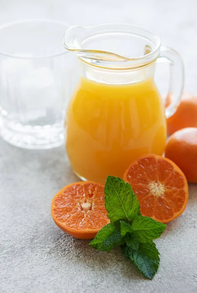 Dzbanek Świeżego Soku Pomarańczowego Mandarynkowego Świeżymi Owocami — Zdjęcie stockowe