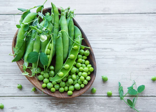Bowl Young Fresh Juicy Pods Green Peas Wooden Background Healthy — ストック写真