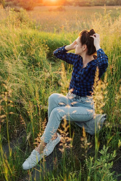Portrait Beautiful Young Woman Meadow Watching Sunset Enjoying Nature Summer — Fotografia de Stock